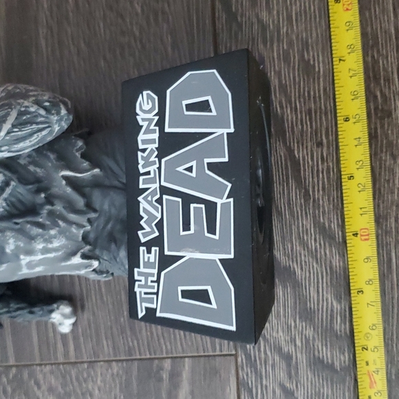 The Walking Dead Diamond Select Toys Zombie Coin Bank 2012 B&W - Piggy Bank - Picture 4 of 9